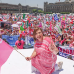 Marea Rosa desborda el Zócalo al grito de Xóchitl Gálvez Presidenta