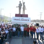 Coloca Cruz Pérez Cuéllar ofrenda floral en el Monumento a los Trabajadores.