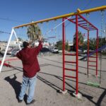 Realizan limpieza y pintura en juegos del parque Gladiolas