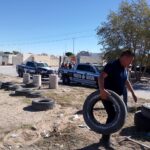 Policías y vecinos transforman lote baldío en cancha de fútbol en fraccionamiento Senderos de Oriente