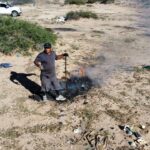 Sorprenden a “Cochino de la Semana” quemando llantas en inmediaciones del relleno sanitario