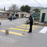 Seguridad Vial pinta división de carriles en la calle Granjero