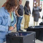 El IEE brinda apoyo con urnas electrónicas para proceso electoral estudiantil de la UACJ
