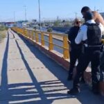 Rescatan policías viales a hombre que intentaba lanzarse de un puente