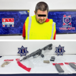 Policías Municipales detienen a sujeto tras reporte de disparos y le aseguran fusil, cargadores, municiones y camioneta