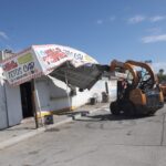 Retiran en operativo de reordenamiento urbano estructuras que invadían la vía pública