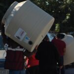 Entrega Desarrollo Social tinacos a familias del Módulo Torres