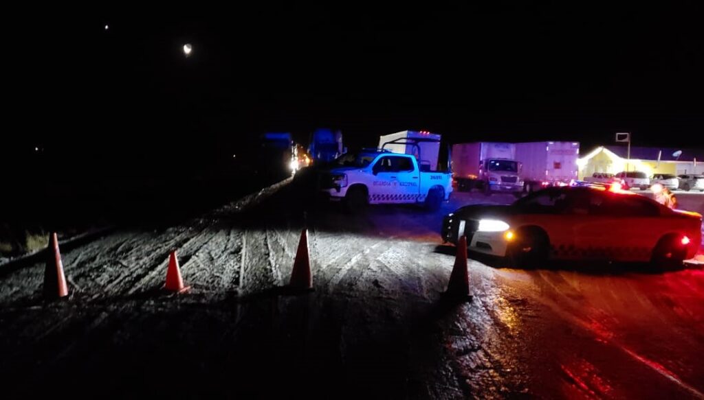 Cierran carretera por fuerte nevada