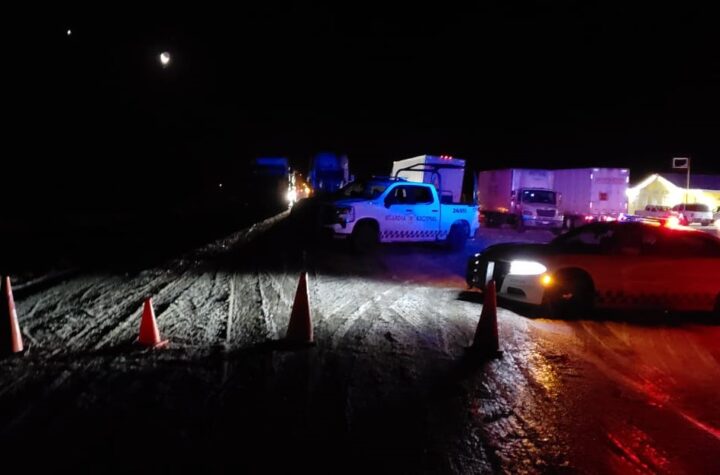 Cierran carretera por fuerte nevada