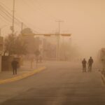 Vientos derriban barda y generan ocho servicios de emergencia en Cd. Juárez.