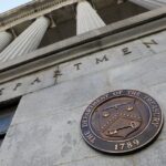 El Tesoro anuncia la firma del presidente Donald Trump para aparecer en el futuro papel moneda estadounidense