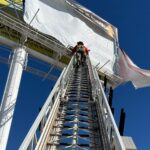 Retiran lona en riesgo de caer de anuncio espectacular en Infonavit Casas Grandes