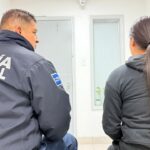 Resguardan a joven colombiana abandonada en plaza comercial tras haber sido secuestrada