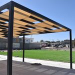 Instala Obras Públicas pasto en el campo de beisbol Las Arcadas