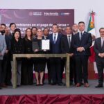 Claudia Sheinbaum firma acuerdo para reducir comisiones en pagos de gasolina y diésel con tarjetas y vales en gasolineras