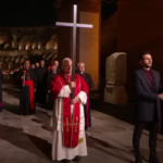 León XIV carga la Cruz en el Coliseo, un gesto que interpela a la humanidad