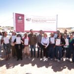 Entrega Presidente Municipal reconocimientos de Regularización en Loma Blanca