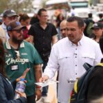 Alcalde entrega volantes para informar de obras educativas y urbanas en Conalep 3