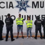 Persecución coordinada entre policías municipales y estatales culmina con la detención de dos hombres en vehículo con reporte de robo