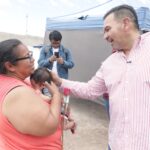 Con la entrega de rosas, el Presidente Cruz Pérez Cuéllar reconoce a las madres en Riveras del Bravo.