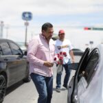 Sorprende a mamás presencia de alcalde en transitado crucero