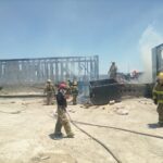 Controlan incendio en cajas de tráiler y madera en la colonia Kilómetro 20