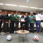 Entregan reconocimiento a Yolett Cervantes; ganó boleto de Claudia Sheinbaum para asistir a inauguración del Mundial