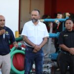 Entrega alcalde equipo de succión al H. Cuerpo de Bomberos
