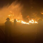 Bomberos contienen incendio en centro de acopio de neumáticos