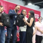 Encabeza alcalde entrega de kits escolares a beneficiados con la Beca de Acceso a la Universidad