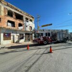 Atienden desprendimiento de estructura en edificio antiguo de la Zona Centro